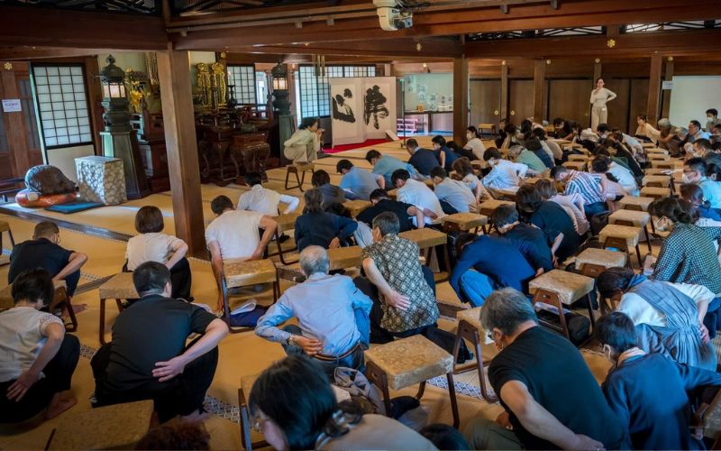 Instructor Yuki Shiina teaching Zen Kokyū to a group of students