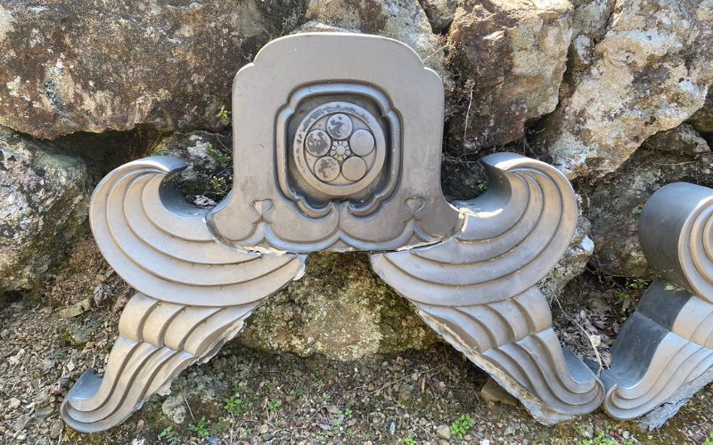 A “kamon” (family crest) on a metal tile