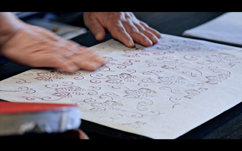 A scene from the documentary film “Ripples of Physis”. A paper with “karakami” patterns printed.