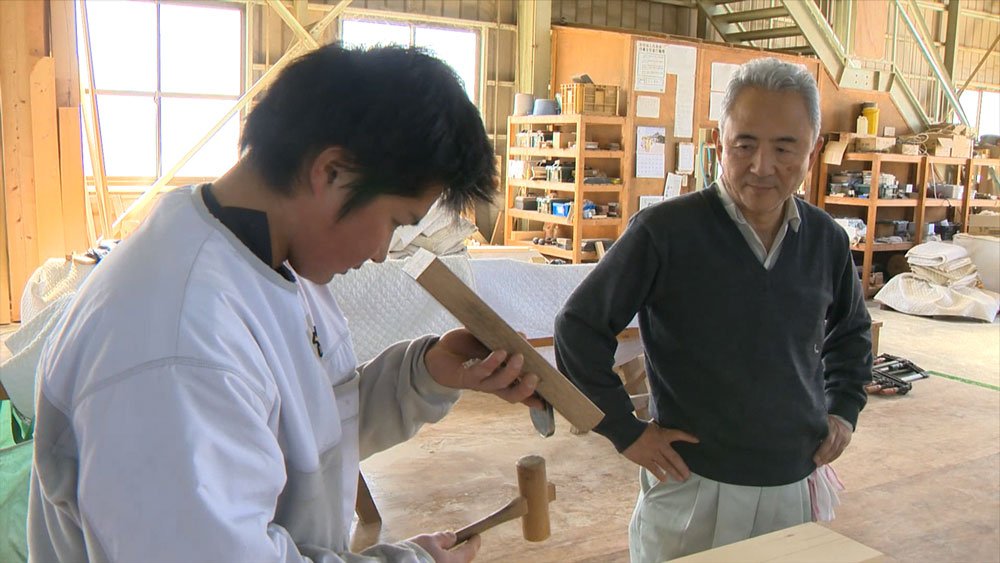 A dōmiya daiku with his apprentice