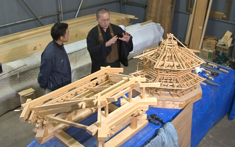 A scene from the “Master Carpenter: The World of Temple and Shrine Carpenters” video